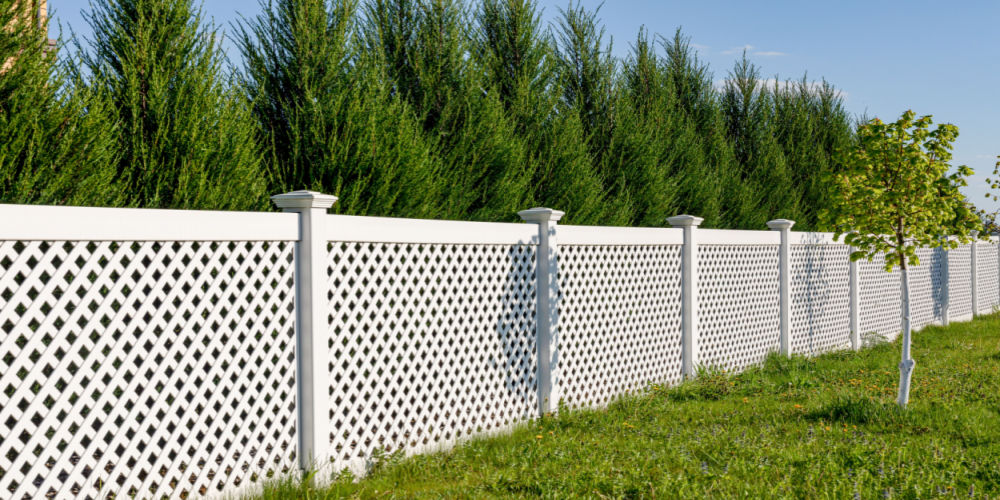 white vinyl fence